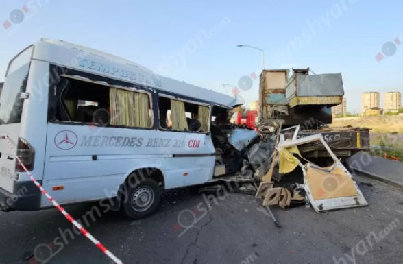 В Ереване произошло крупное ДТП, госпитализированы 10 человек